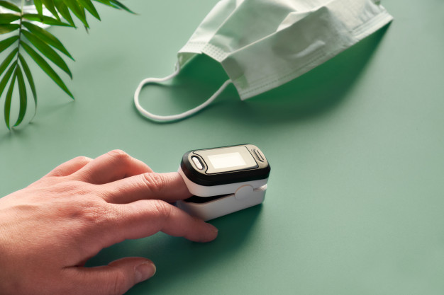 pulse oximeter portable digital device measure person s oxygen saturation reduction oxygenation is emergency sign covid 19 viral pneumonia requiring immediate medical assistance 87646 6341
